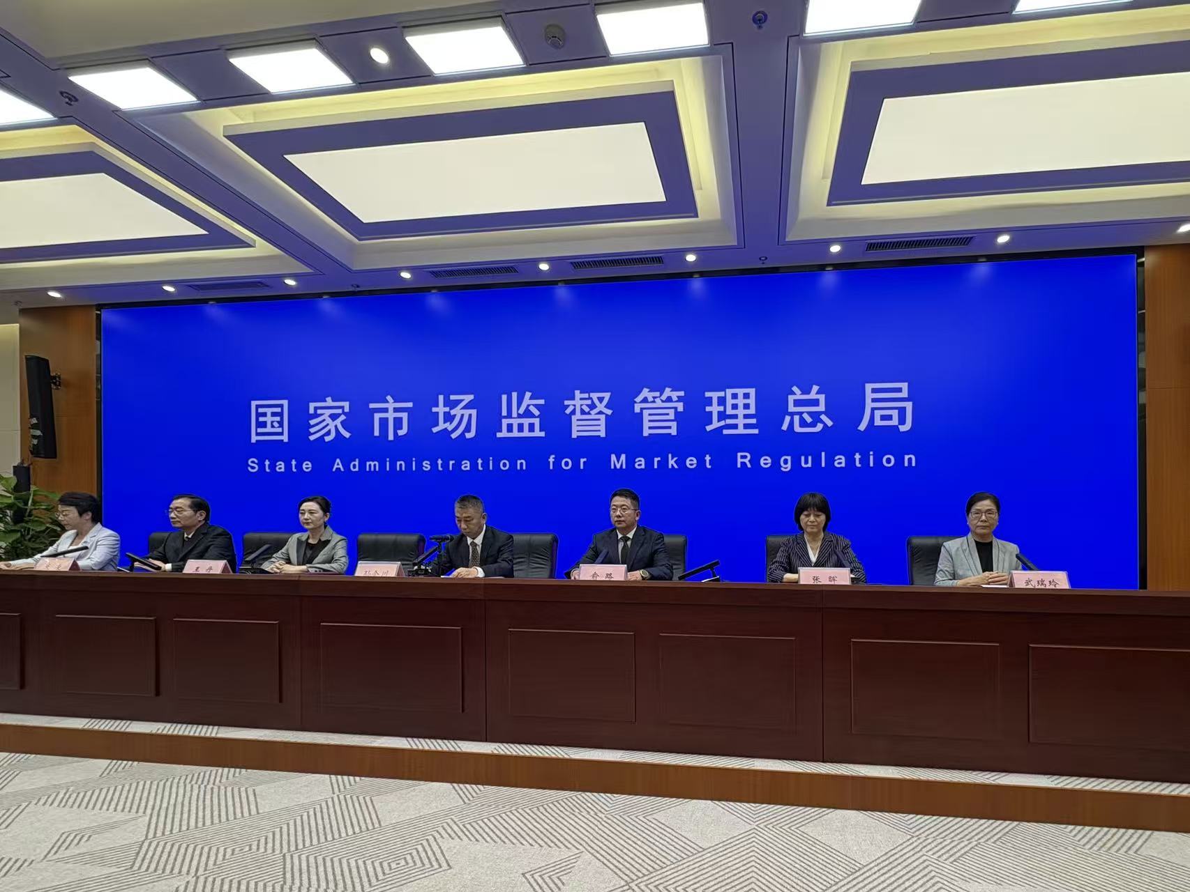 市场监管总局答每经：餐饮连锁企业应通过“互联网+明厨亮灶”等方式，对中央厨房、门店的食安状况进行重点检查评价