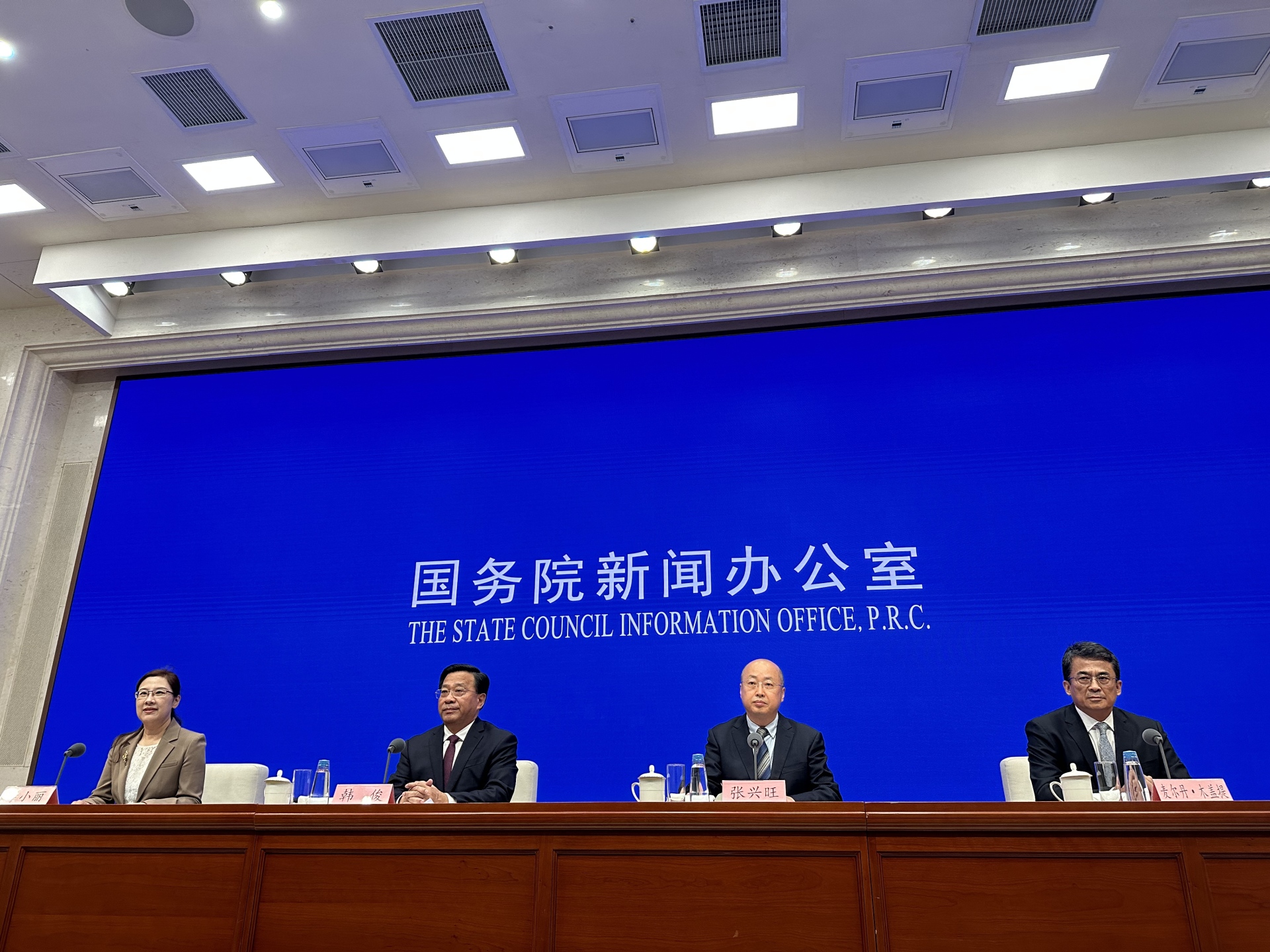 农业农村部晒“十四五”成绩单：谷物基本自给，14亿人饭碗端得更牢；保障农产品质量，守住百姓“舌尖上的安全”