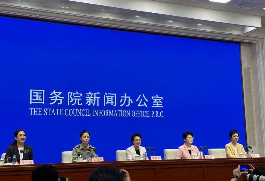 宝妈变身云客服，超1.4万女性拿下AI训练师证，数字经济里的“她力量”藏不住了！