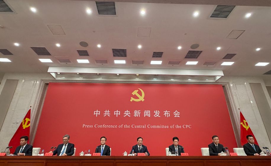 中共中央新闻发布会：加快新能源、低空经济等战略性新兴产业集群发展，将催生出数个万亿元级市场